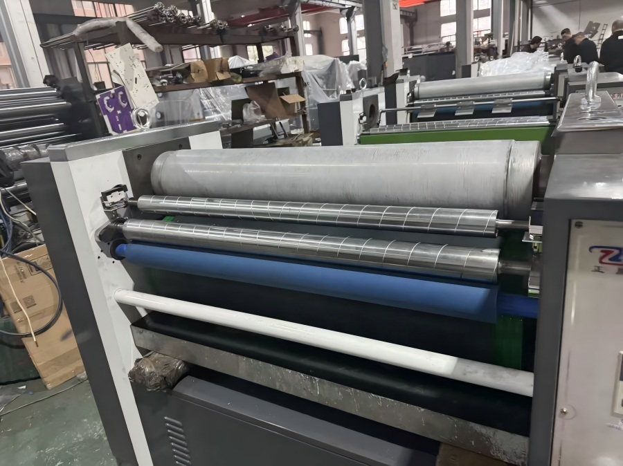 ماكينة النقش الصناعية YF-920C من NEW STAR قيد الإنتاج!